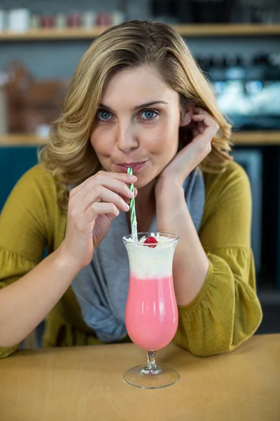 Woman drinking milkshake — Stock Photo, Image