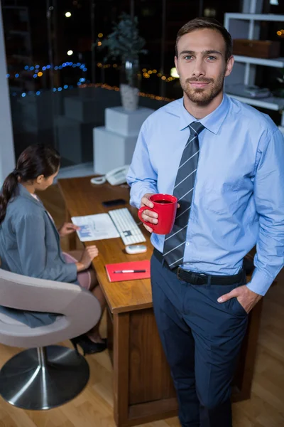 Business executive stående med kaffe — Stockfoto