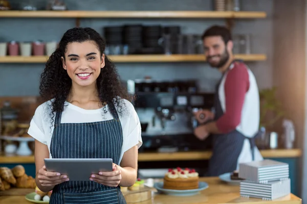 Kellnerin mit digitalem Tablet am Tresen — Stockfoto