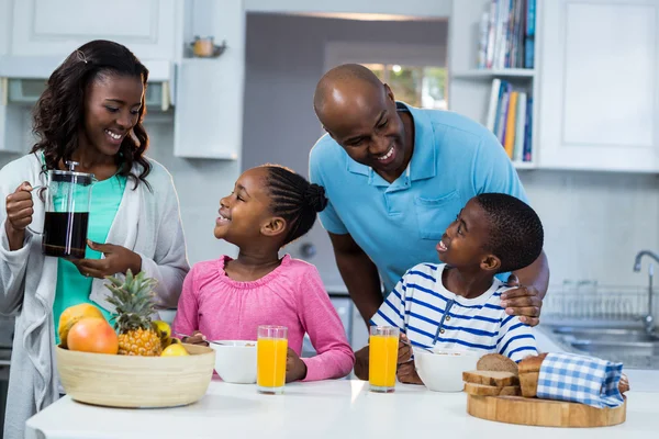 Familie ontbijten — Stockfoto