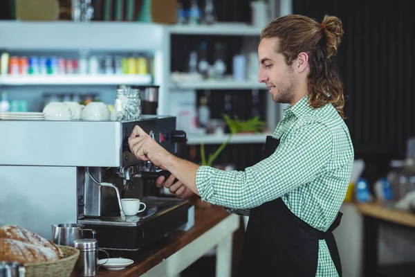 Camarero haciendo taza de café — Foto de Stock