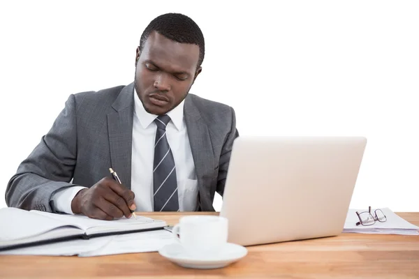 Uomo d'affari concentrato che lavora alla scrivania dell'ufficio — Foto Stock