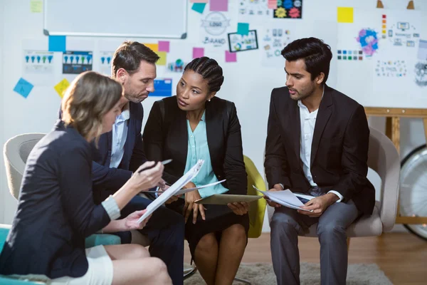 Les gens d'affaires discutent devant le tableau blanc — Photo