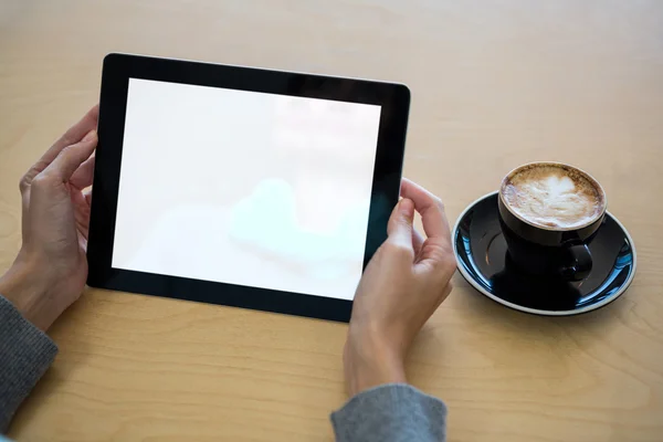 Donna che utilizza compresse con tazza di caffè — Foto Stock