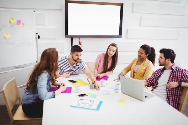 Medarbetare diskuterar på möte på creative office — Stockfoto