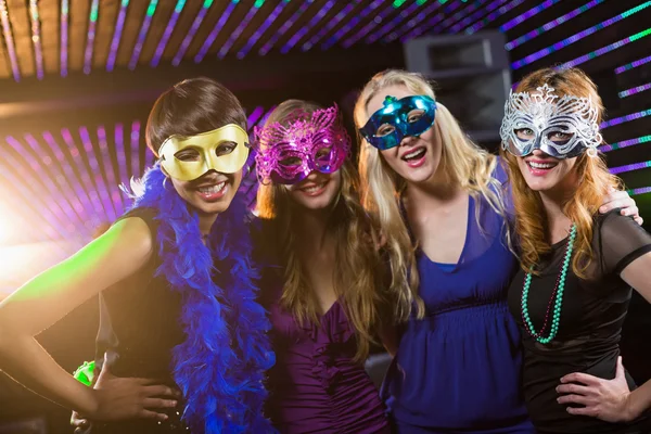 Amigos do sexo feminino vestindo máscaras no bar — Fotografia de Stock