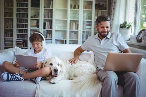 Apa és fia segítségével a tábla- és laptop — Stock Fotó