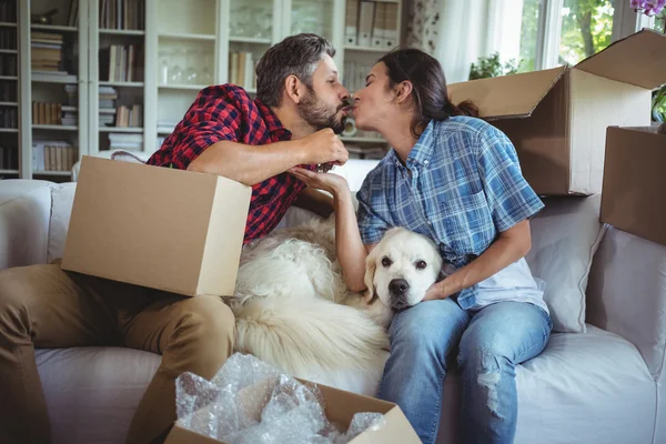 Pareja desembalaje cajas de cartón —  Fotos de Stock