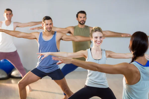 Ausbilder nimmt Yoga-Kurs — Stockfoto