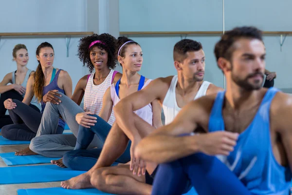 Bir grup insan yoga gerçekleştirme — Stok fotoğraf