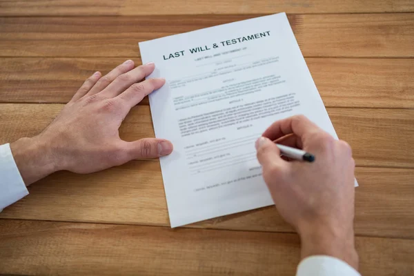 Uomo d'affari compilando l'ultimo testamento e il modulo di testamento — Foto Stock