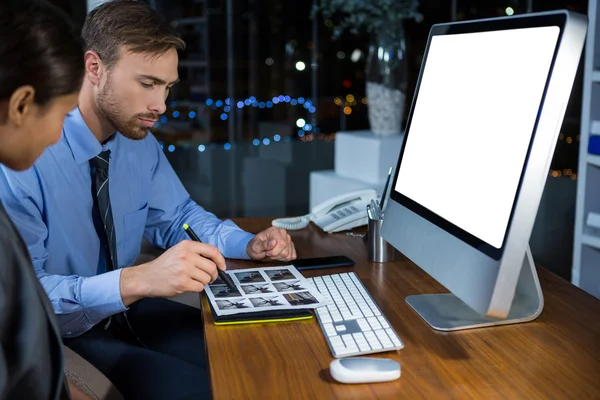 Führungskräfte arbeiten am Computer — Stockfoto