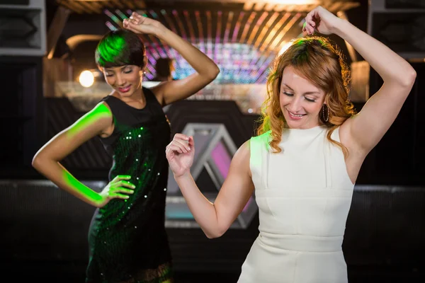 Amigas dançando na pista de dança — Fotografia de Stock