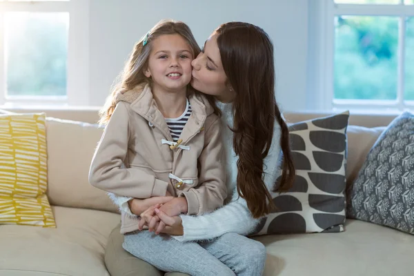 Madre besando a su hija —  Fotos de Stock