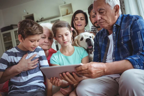 Πολλαπλών γενιάς οικογένεια χρησιμοποιώντας tablet — Φωτογραφία Αρχείου