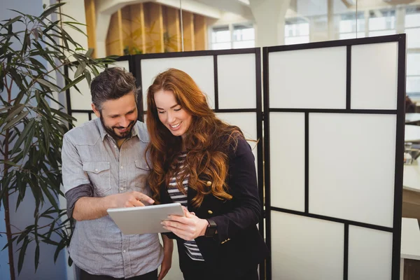 Gente de negocios usando tableta digital —  Fotos de Stock