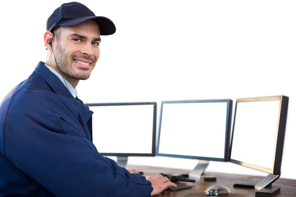 Oficial de seguridad feliz usando computadora — Foto de Stock