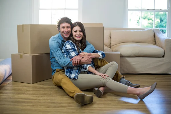 Couple sitting on the floor — Stock Photo, Image