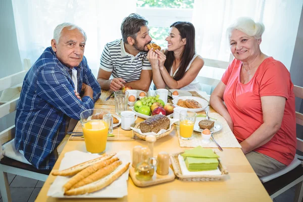 Couple having breakfast with their parents — Stock Photo, Image