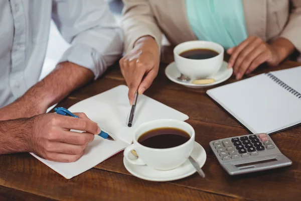 Man en vrouw vergadering over koffie — Stockfoto