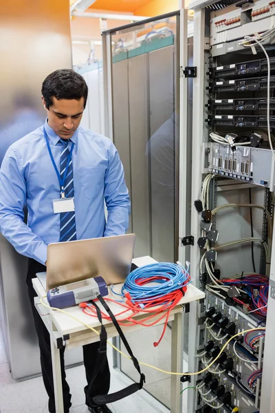 Técnico que trabaja en el ordenador portátil — Foto de Stock