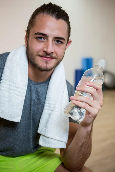 Homem confiante segurando garrafa de água — Fotografia de Stock