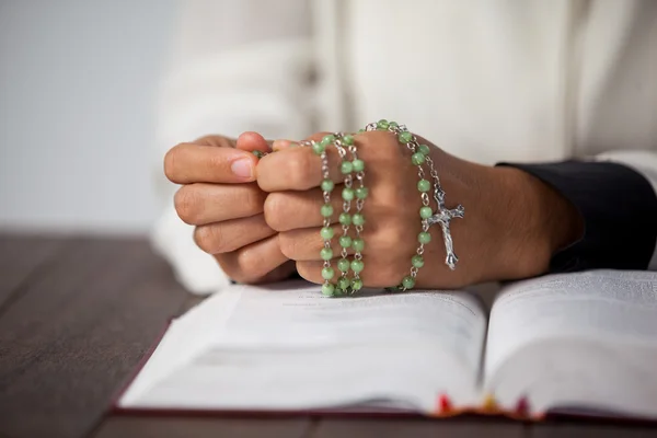 Preghiera mani di donna con rosario sulla Bibbia — Foto Stock