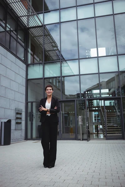 Businesswoman standing in office premises — Stock Photo, Image