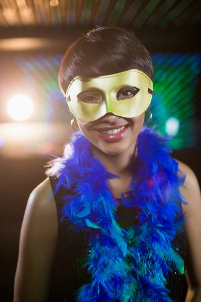 仮面舞踏会を身に着けている女性のバー — ストック写真