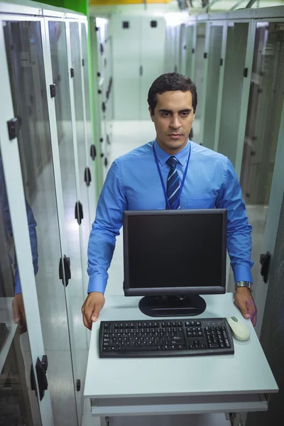 Techniker läuft mit Personal Computer im Flur — Stockfoto