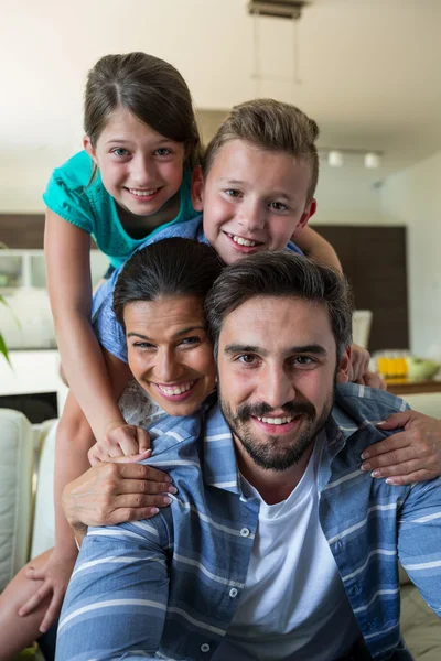 Familjen ha roligt i vardagsrum — Stockfoto