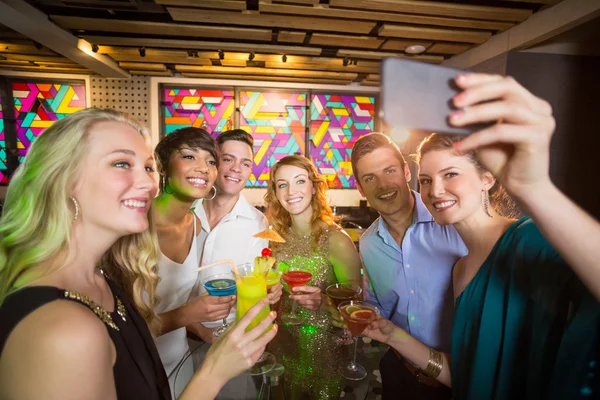 Vrienden nemen selfie vanaf telefoon — Stockfoto