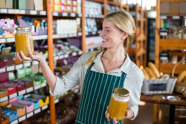 Üvegek, méz, szupermarketben állásokat betöltő alkalmazottak — Stock Fotó