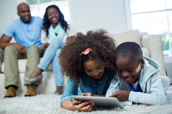 Kinder nutzen digitales Tablet — Stockfoto