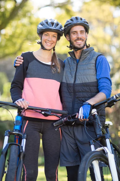 Байкерская пара с горным велосипедом — стоковое фото