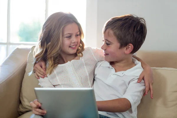 Niños usando tableta digital — Foto de Stock