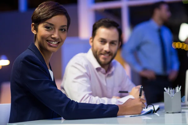 Imprenditori che preparano documenti in sala conferenze — Foto Stock