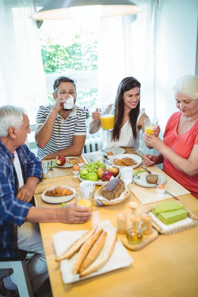 Couple having breakfast with their parents — Φωτογραφία Αρχείου