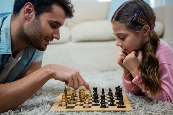 Ojciec i córka grają w szachy — Zdjęcie stockowe