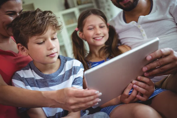 Famille utilisant une tablette numérique — Photo