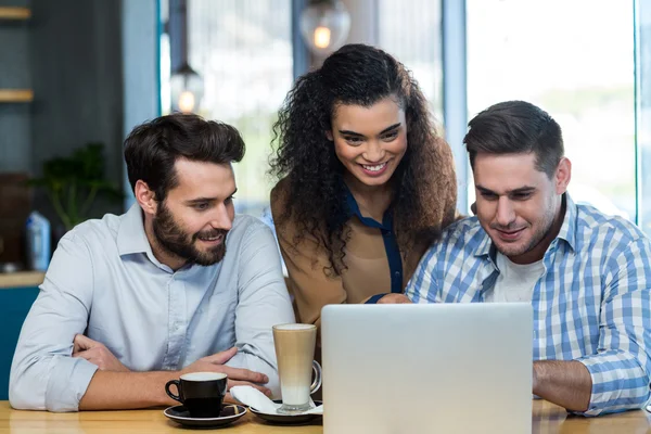 Friends using laptop — Stock Photo, Image