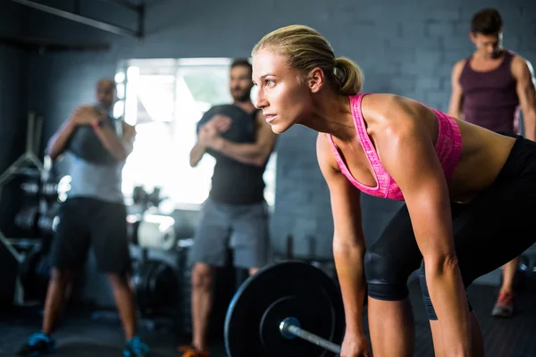 Atleta feminina levantando barbell — Fotografia de Stock