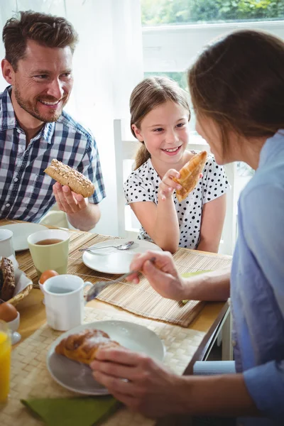 Lycklig familj äter frukost — Stockfoto