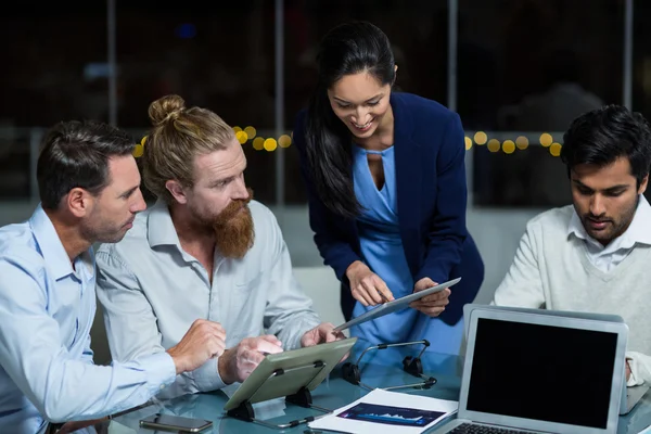 Geschäftsfrau diskutiert mit Kollegen über Tablet — Stockfoto