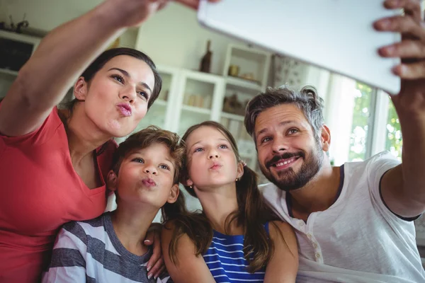 Família a tomar selfie com comprimido — Fotografia de Stock