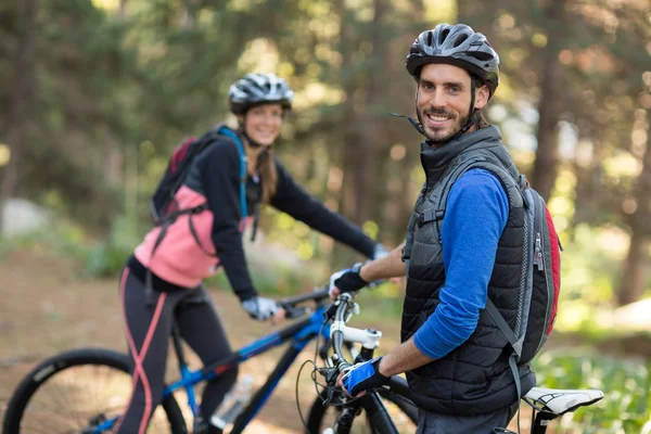 Pareja motociclista de pie juntos —  Fotos de Stock