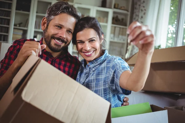 Pareja sosteniendo llaves en su nueva casa — Foto de Stock