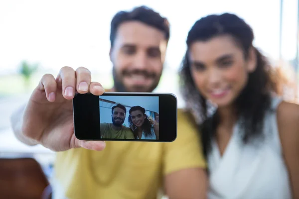 Zâmbind cuplu luând un selfie — Fotografie, imagine de stoc