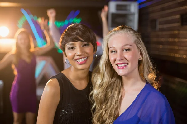 Mooie vrouwen staan samen in bar — Stockfoto