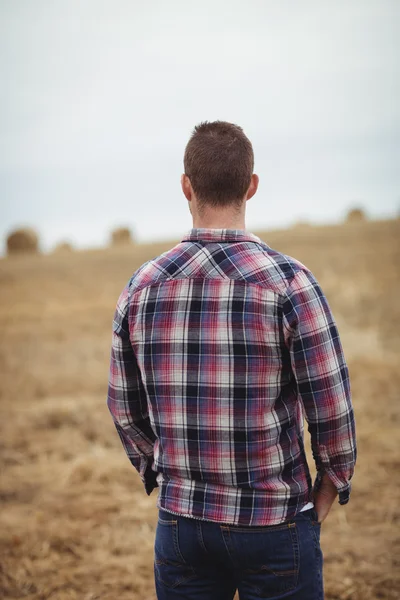 Agricultor em pé no campo — Fotografia de Stock